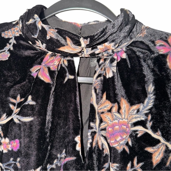 Caché Black Floral Velvet Mock Neck Top Size XS - Picture 2 of 7
